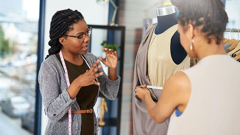 Payment Terms in Apparel Wholesale: T/T, L/C, and Deposit Structure Explained Confirming order and payment details with a client